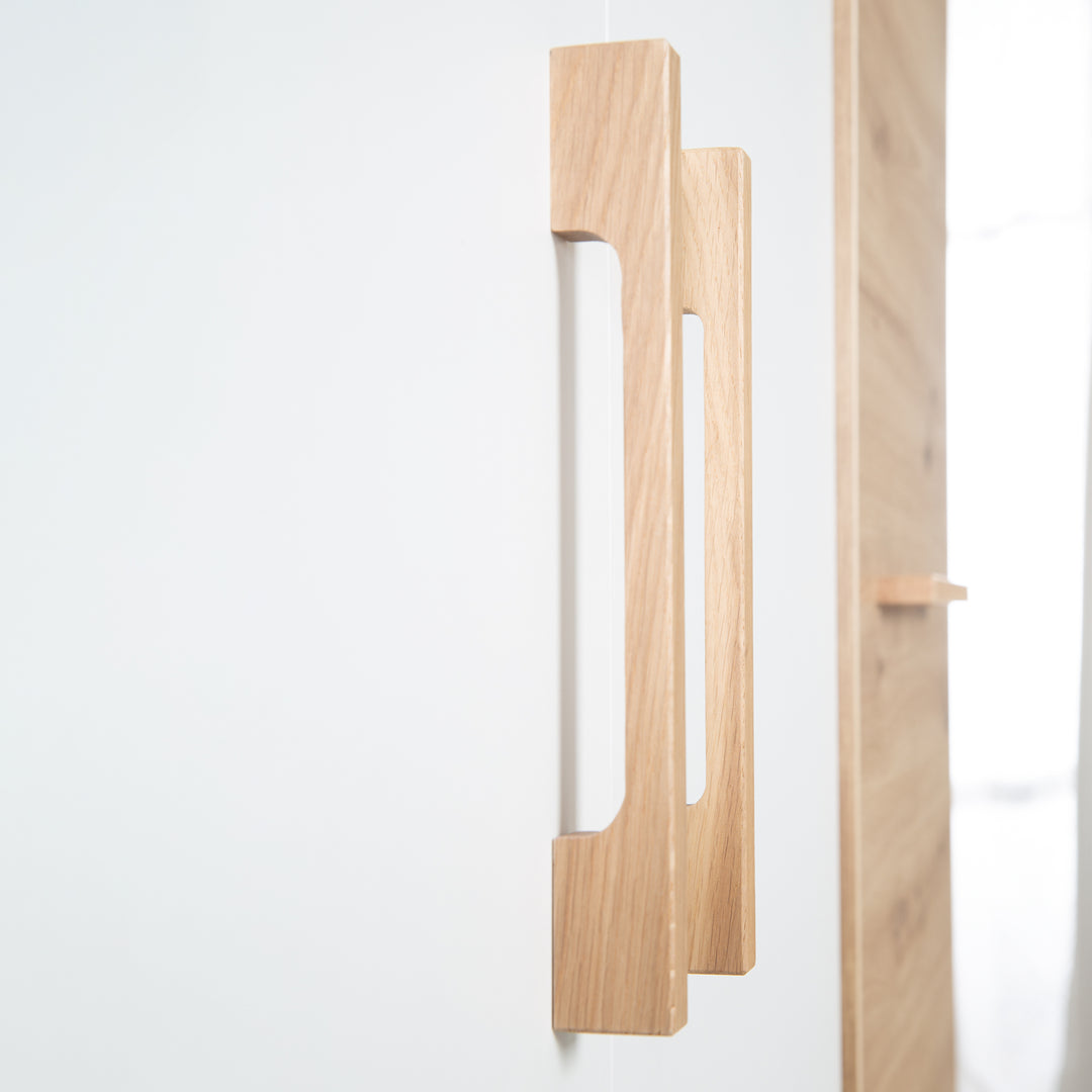 Kleiderschrank 'Lion' 3-türig - Weiß / Holzdekor 'Artisan Eiche' - Griffe aus massiver Eiche – Detailbild (15/19)