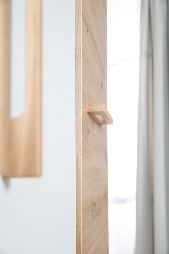 Kleiderschrank 'Lion' 3-türig - Weiß / Holzdekor 'Artisan Eiche' - Griffe aus massiver Eiche – Sonderbild (18/19)