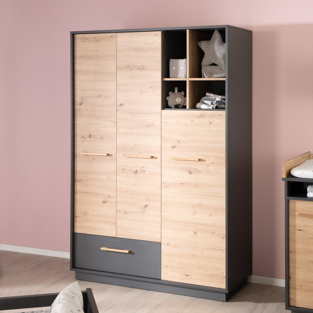 Armoire 'Lenn' 3portes - Anthracite - Décor bois 'Artisan chêne' - Poignées en bois massif – Photo d'ambiance (2/16)
