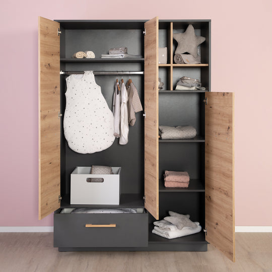 Armoire 'Lenn' 3portes - Anthracite - Décor bois 'Artisan chêne' - Poignées en bois massif – Photo d'ambiance (7/16)