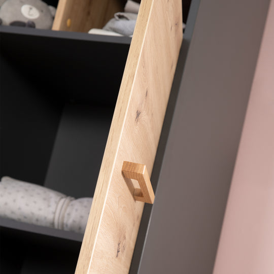 Armoire 'Lenn' 3portes - Anthracite - Décor bois 'Artisan chêne' - Poignées en bois massif – Photo de détail (9/16)