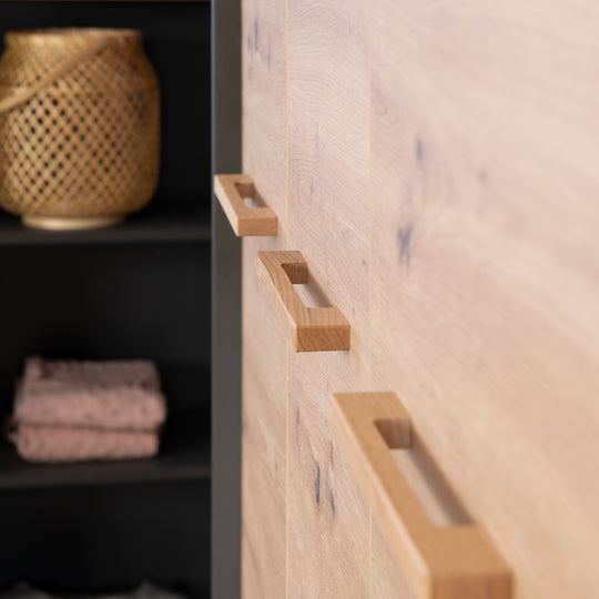 Armoire 'Lenn' 3portes - Anthracite - Décor bois 'Artisan chêne' - Poignées en bois massif – Photo de détail (11/16)