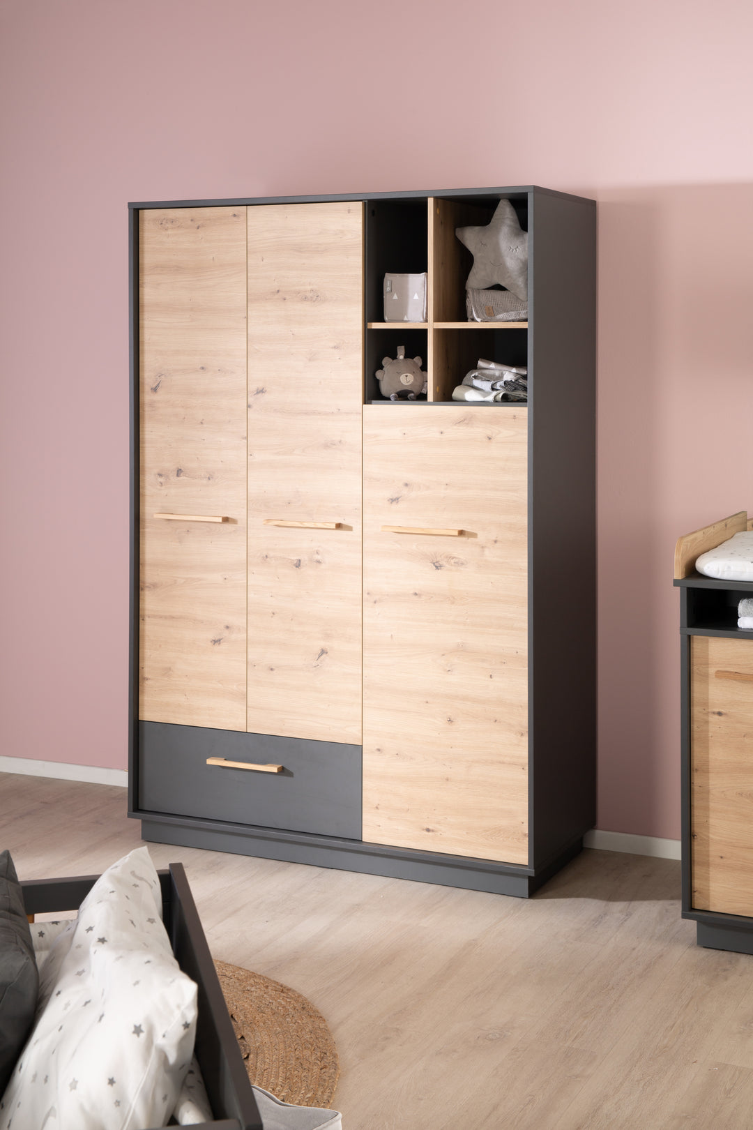 Armoire 'Lenn' 3portes - Anthracite - Décor bois 'Artisan chêne' - Poignées en bois massif – Photo spéciale (12/16)