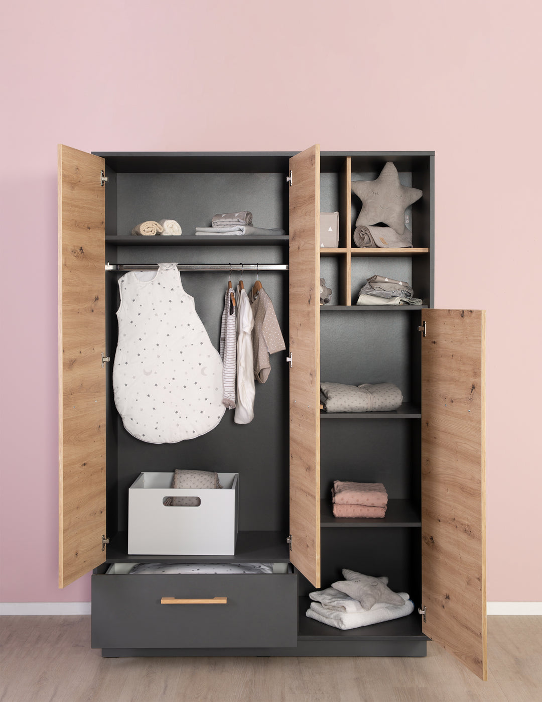 Armoire 'Lenn' 3portes - Anthracite - Décor bois 'Artisan chêne' - Poignées en bois massif – Photo spéciale (13/16)