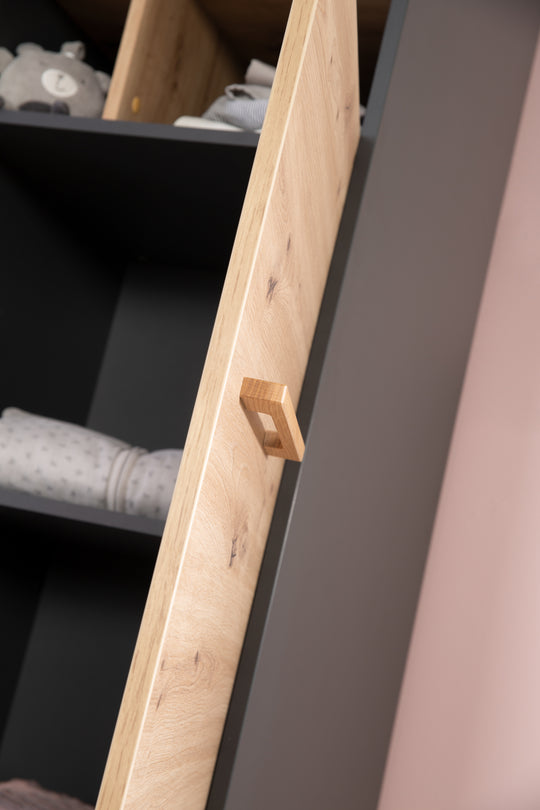 Armoire 'Lenn' 3portes - Anthracite - Décor bois 'Artisan chêne' - Poignées en bois massif – Photo spéciale (14/16)