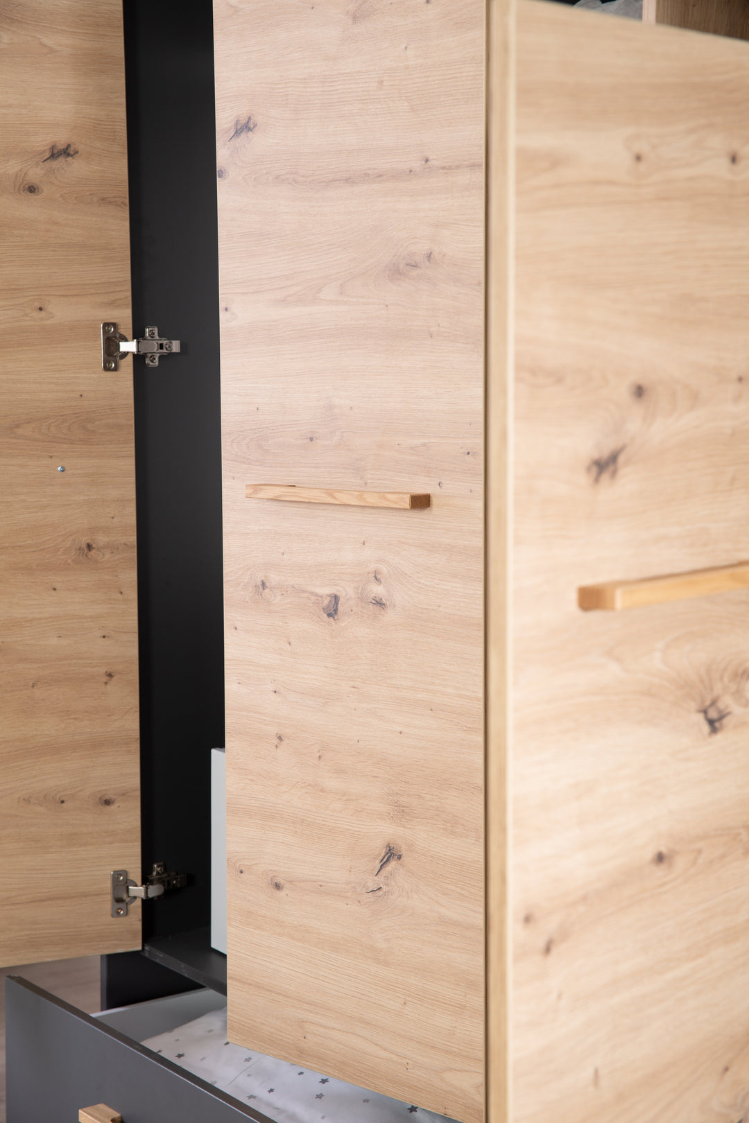 Armoire 'Lenn' 3portes - Anthracite - Décor bois 'Artisan chêne' - Poignées en bois massif – Photo spéciale (15/16)