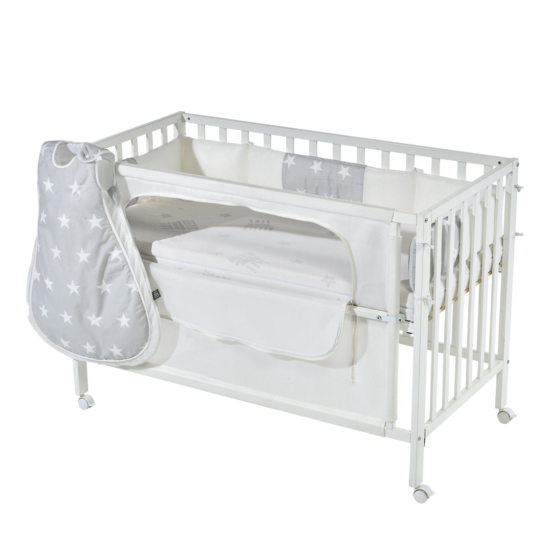 Room Bed 'safe asleep®', 60 x 120 cm, 'Sterne grau', Beistellbett inkl. Ausstattung, weiß lackiert – Freisteller (1/14)