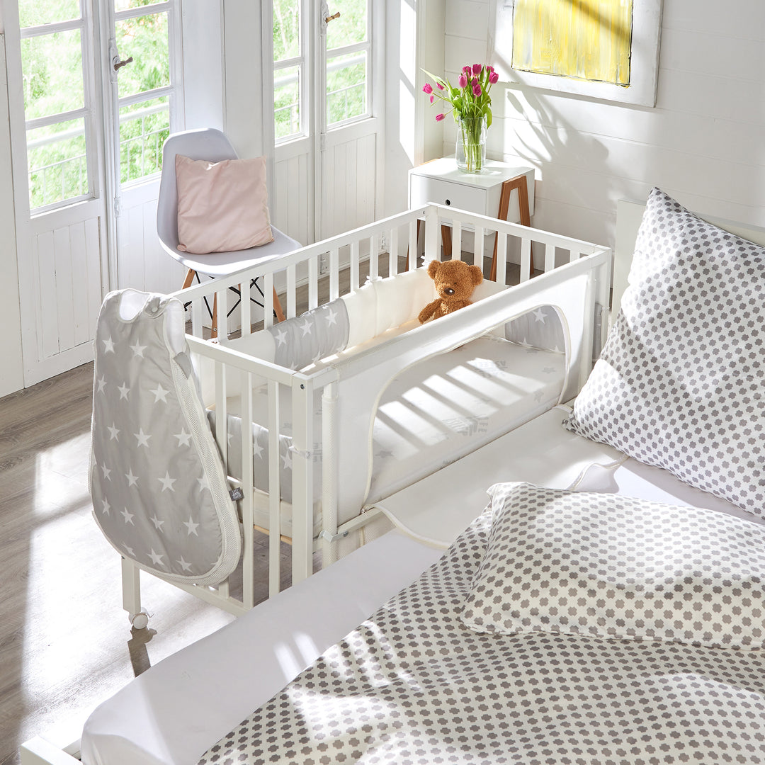 Room Bed 'safe asleep®', 60 x 120 cm, 'stars grey', Bedside Crib incl. Accessories/Equipment, White Lacquered – Lifestyle Image (2/14)