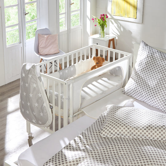 Room Bed 'safe asleep®', 60 x 120 cm, 'stars grey', Bedside Crib incl. Accessories/Equipment, White Lacquered – Lifestyle Image (2/14)