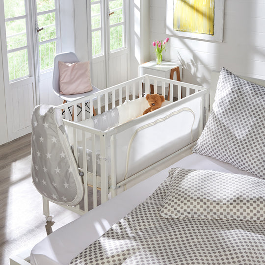 Room Bed 'safe asleep®', 60 x 120 cm, 'stars grey', Bedside Crib incl. Accessories/Equipment, White Lacquered – Lifestyle Image (4/14)