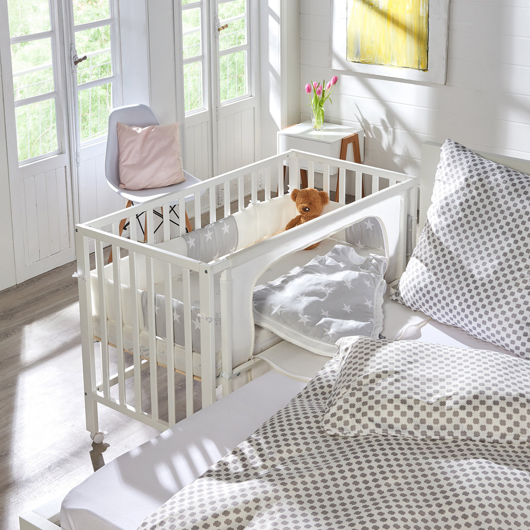 Room Bed 'safe asleep®', 60 x 120 cm, 'stars grey', Bedside Crib incl. Accessories/Equipment, White Lacquered – Lifestyle Image (9/14)