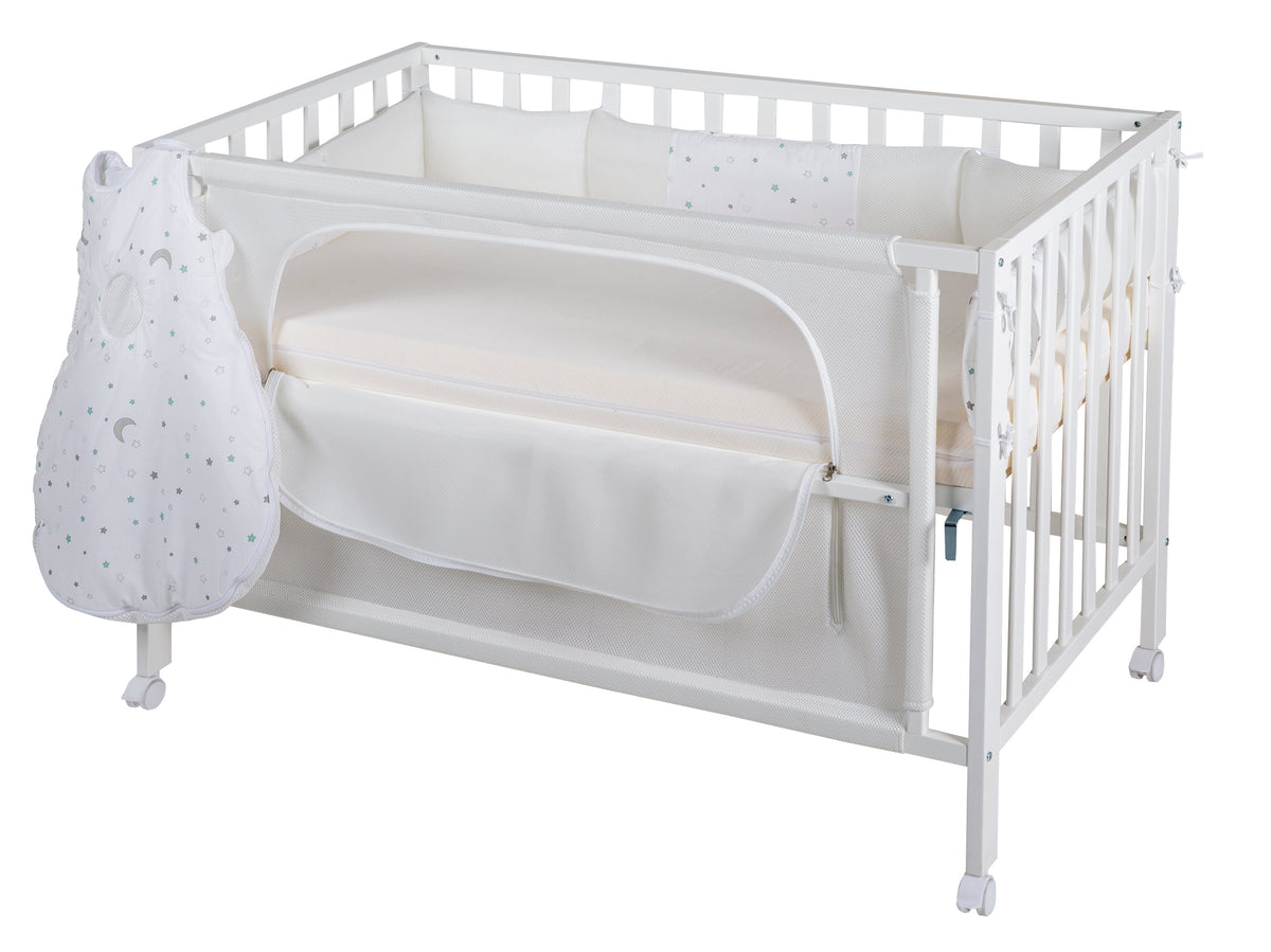 Room Bed 'safe asleep®', 60 x 120 cm, 'Sternenzauber', Beistellbett inkl. Zubehör, weiß lackiert – Freisteller (1/8)