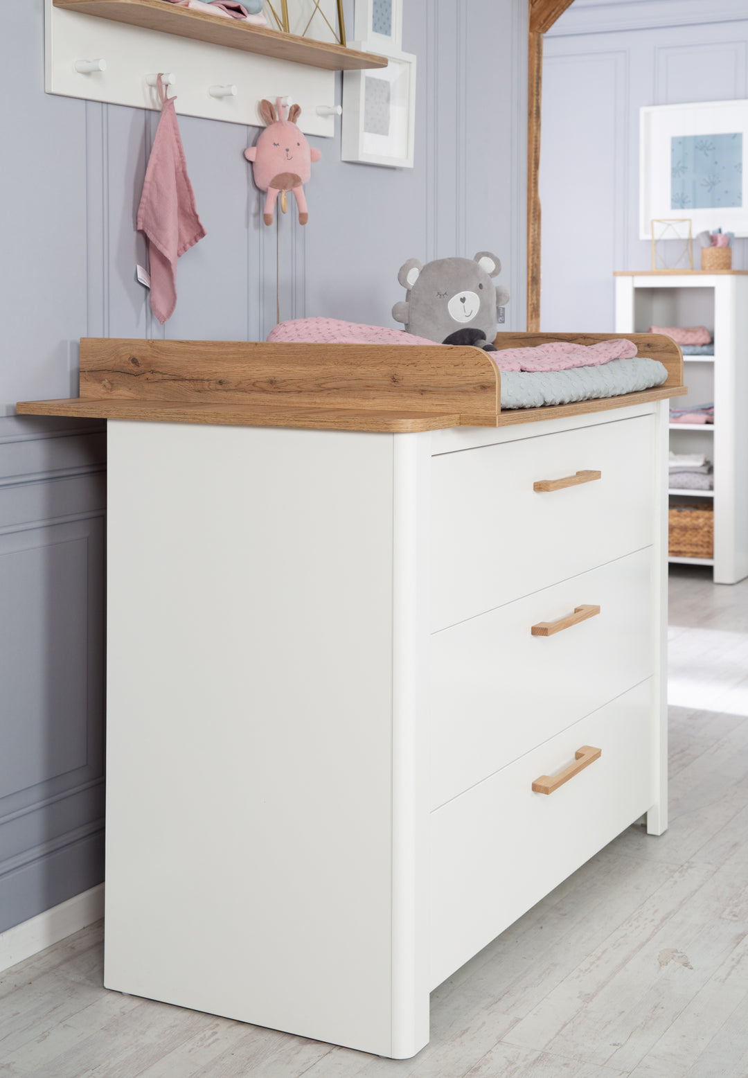 Children's Room Set 'Ava' 3-Piece, incl. Children's Bed 70x140 cm, Changing Table & Cabinet 3-Door – Lifestyle Image (16/23)