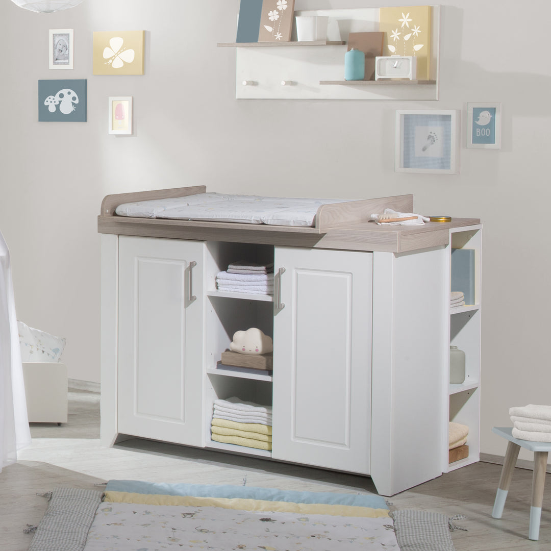 Kinderzimmerset 'Felicia' inkl. Kombi-Bett 70 x 140 cm, Wickelkommode & 3-türigem Schrank, Luna Elm/weiß – Milieubild (7/17)