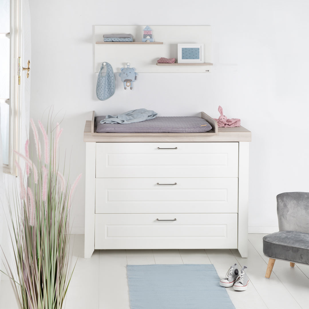 Zimmerset 'Felicia' inkl. Kombi-Bett 70 x 140 cm, Wickelkommode & 3-türigem Schrank, Luna Elm / weiß – Milieubild (17/21)
