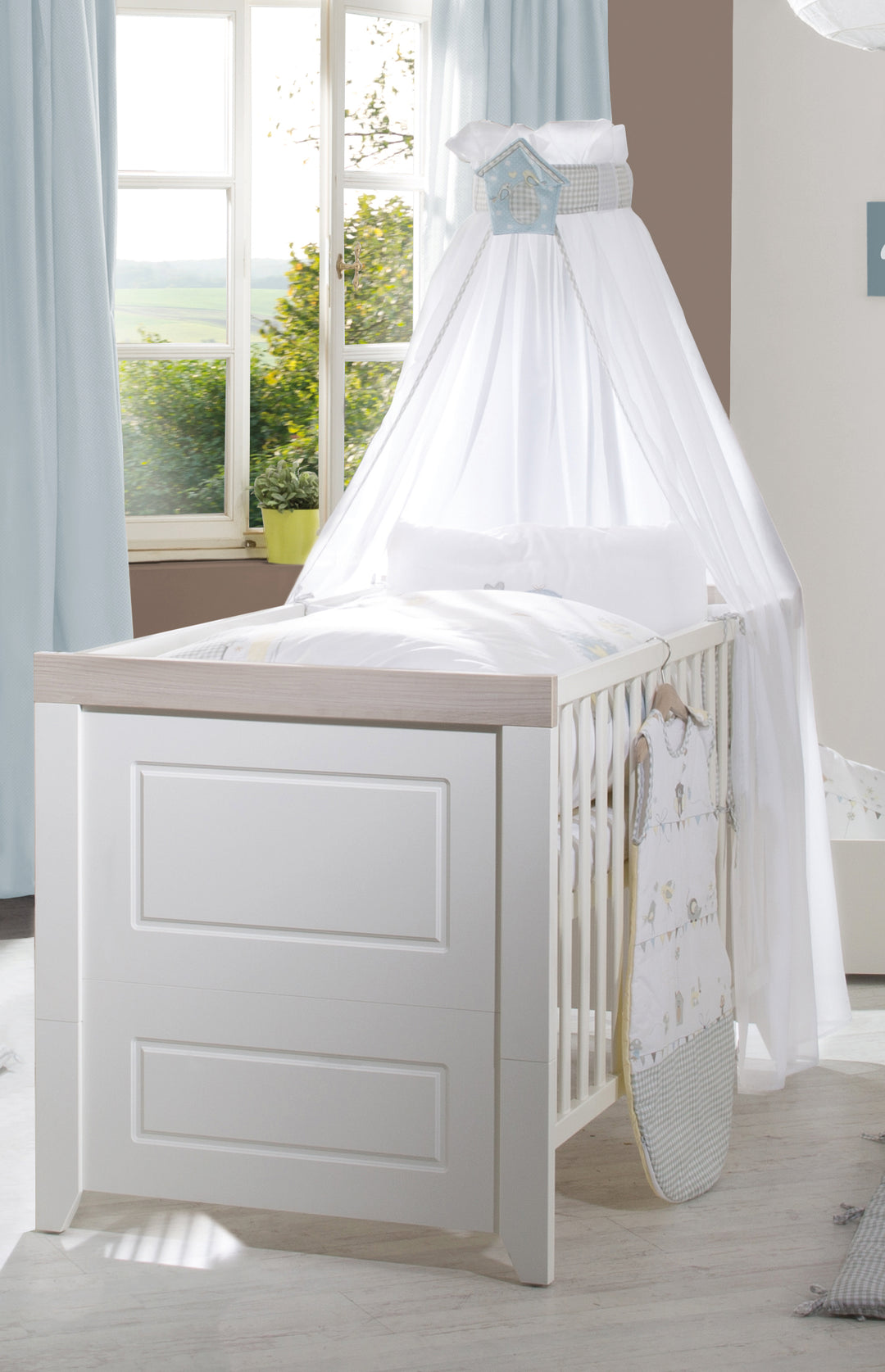 Zimmerset 'Felicia' inkl. Kombi-Bett 70 x 140 cm, Wickelkommode & 3-türigem Schrank, Luna Elm / weiß – Milieubild (8/21)