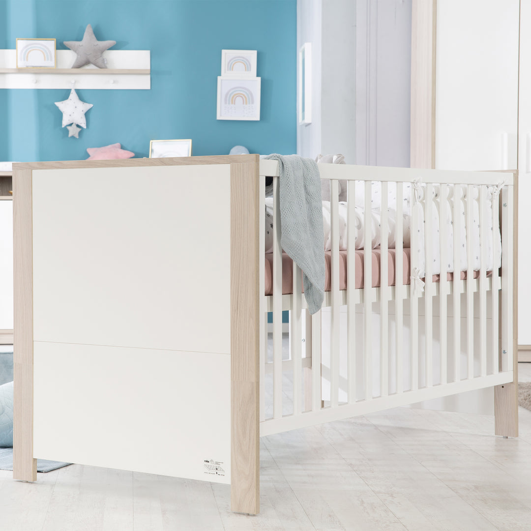 Möbelset 'Olaf' inkl. Kombi-Bett 70 x 140 cm & breiter Wickelkommode, Luna Elm/weiß – Milieubild (4/14)