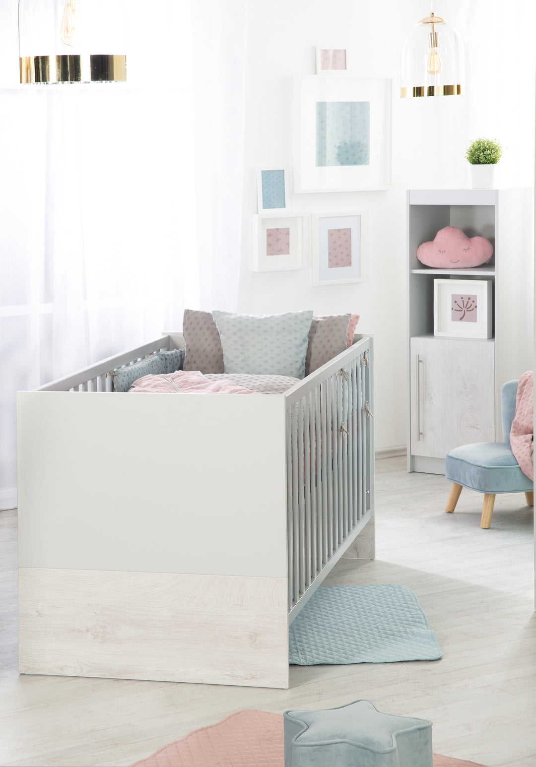 Kinderzimmerset 'Maren 2', inkl. Kombi-Bett 70 x 140 cm, Wickelkommode breit & 3-türigem Schrank, Lichtgrau/Gekalkte Eiche – Milieubild (5/12)