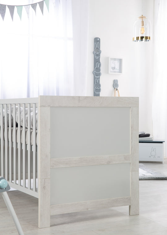 Set de muebles 'Mila', incl. cama bebés/niños 70 x 140 cm & cómoda cambiador, gris/blanco – Foto de detalle (5/10)