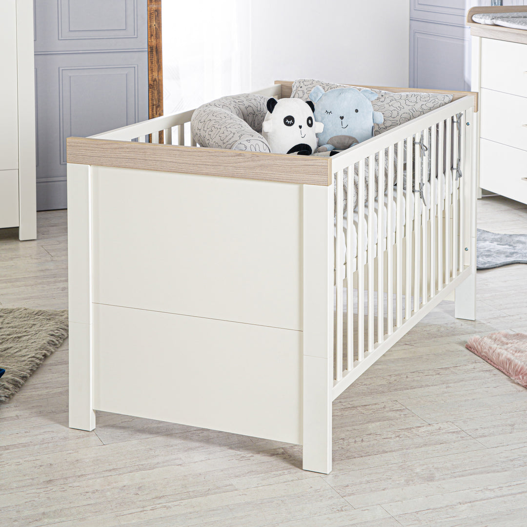 Zimmerset 'Lucy' 3-teilig, inkl. Kombi-Kinderbett 70 x 140, Wickelkommode & Schrank 3-türig – Milieubild (4/17)