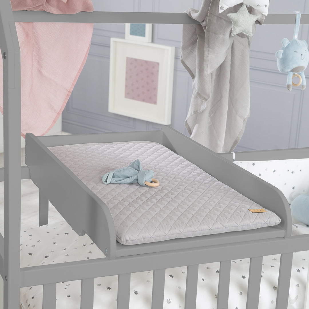 Hausbett 60 x 120 cm, FSC zertifiziert, taupe, 6-fach verstellbar, als Baby- & Beistellbett geeignet – Milieubild (8/13)