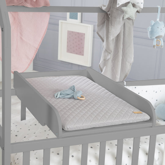 Hausbett 60 x 120 cm, FSC zertifiziert, taupe, 6-fach verstellbar, als Baby- & Beistellbett geeignet – Milieubild (8/13)
