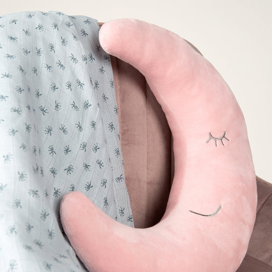 Coussin de nuque en forme de lune 'roba Style' - Doux coussin décoratif - Rose / mauve – Photo d'ambiance (2/6)