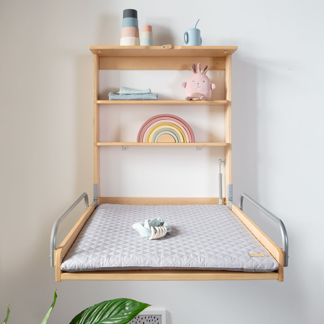 Estantería cambiador de pared natural + colchoneta cambiador 'roba Style gris' - Plegable & ahorra espacio – Foto ambientada (5/13)