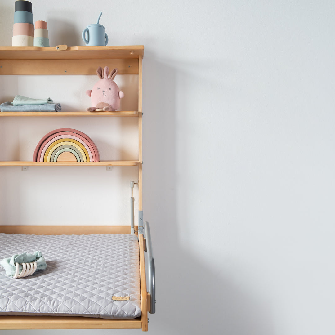 Estantería cambiador de pared natural + colchoneta cambiador 'roba Style gris' - Plegable & ahorra espacio – Foto ambientada (6/13)