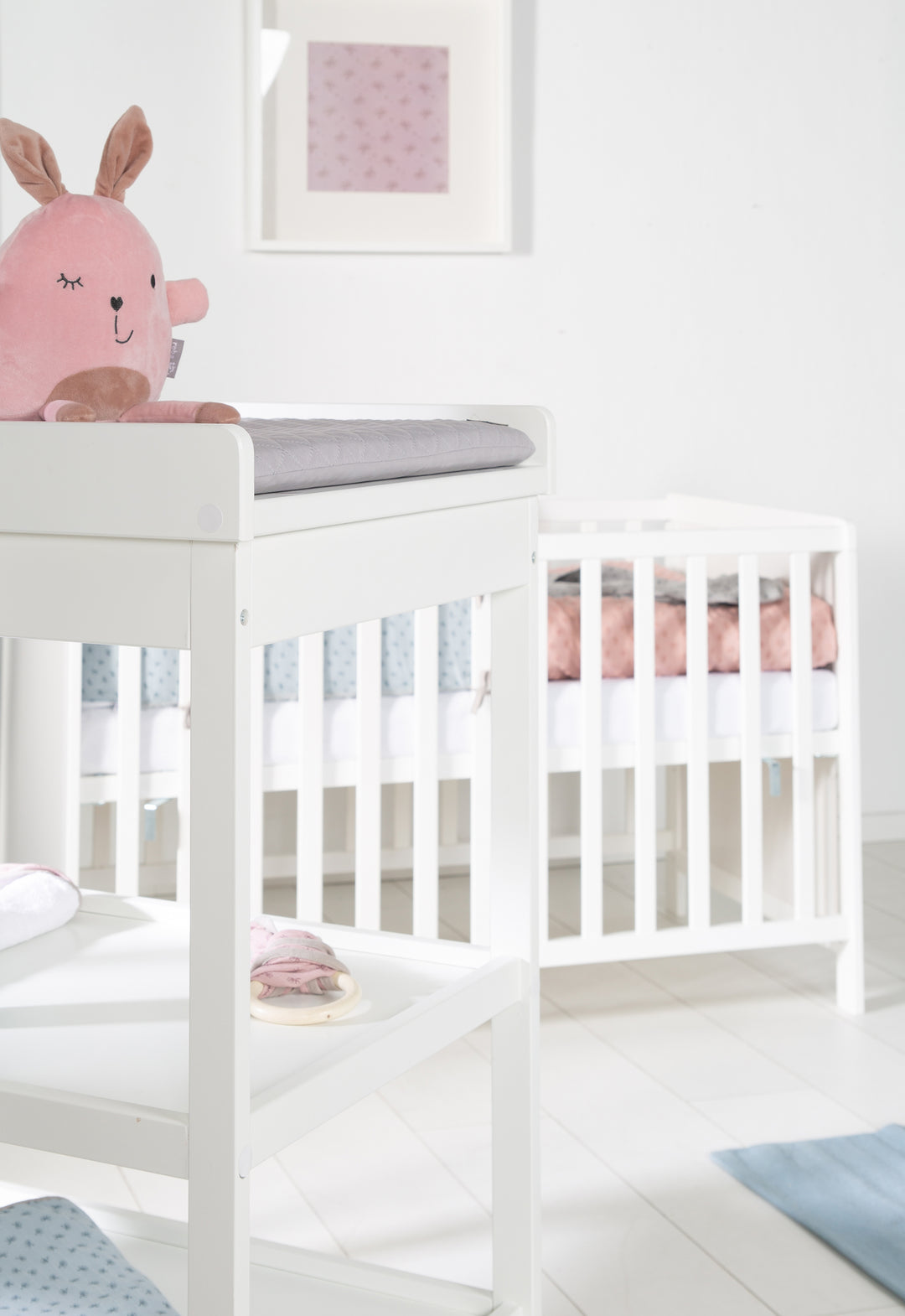 Children's Room Set 'roba Style' incl. Changing Table & Bedside Crib, with Slatted Frame, 60 x 120 cm, White – Lifestyle Image (16/20)