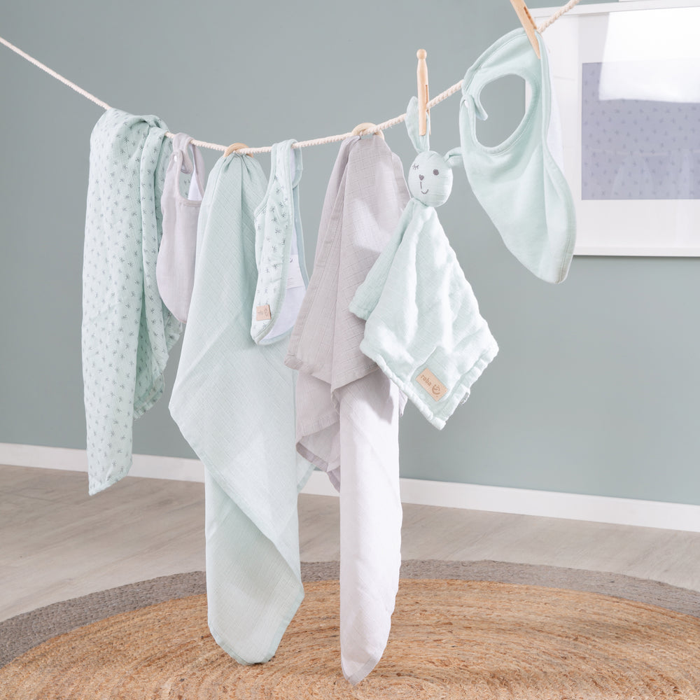 Organic Geschenkset Baby Essentials 'Lil Planet' frosty green aus Bio-Baumwolle, GOTS zertifiziert – Milieubild (2/4)