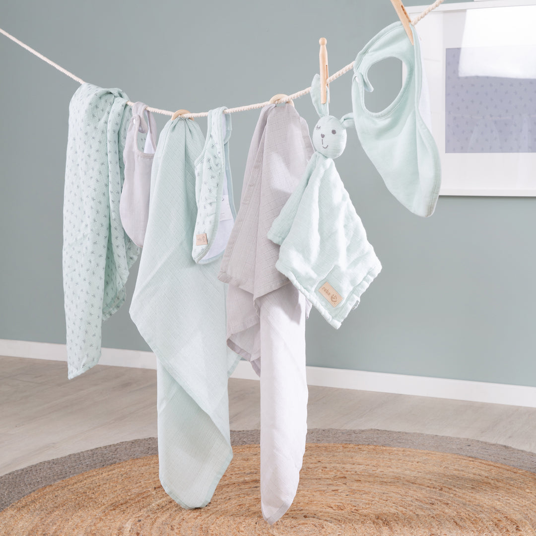 Organic Geschenkset Baby Essentials 'Lil Planet' frosty green aus Bio-Baumwolle, GOTS zertifiziert – Milieubild (2/4)