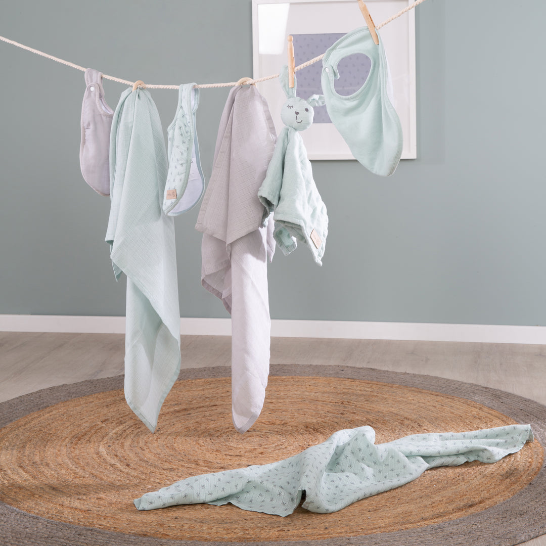 Organic Geschenkset Baby Essentials 'Lil Planet' frosty green aus Bio-Baumwolle, GOTS zertifiziert – Milieubild (4/4)