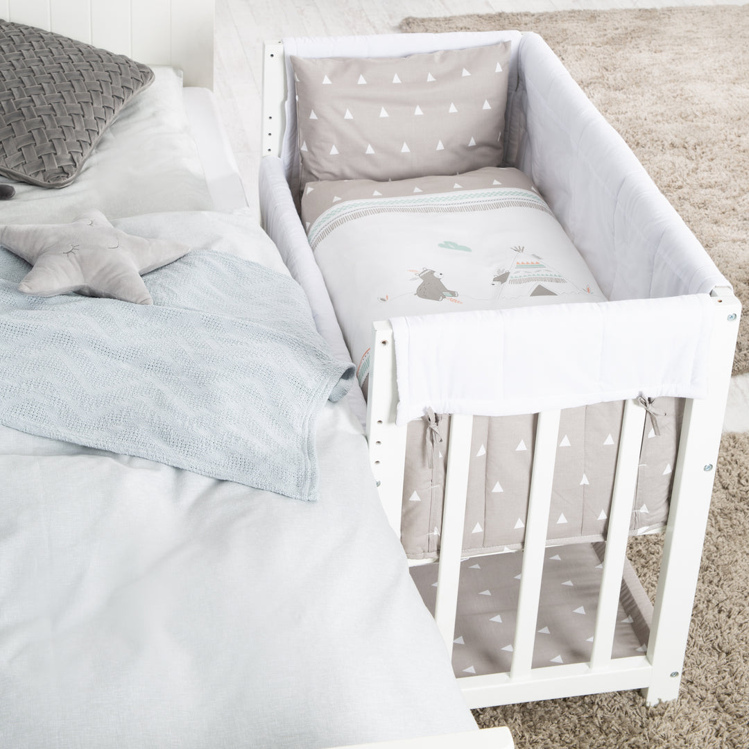 Stuben- & Beistellbett 'Indibär' 4 in 1, Babybett, Wiege & Kinderbank, weiß – Milieubild (8/14)