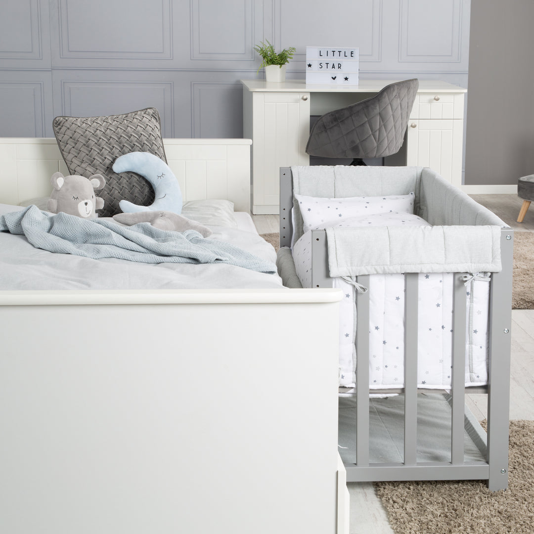 Stuben- & Beistellbett 'Sternenzauber grau' 3 in 1, Babybett grau, inkl. kompletten Bettzubehör – Milieubild (5/11)