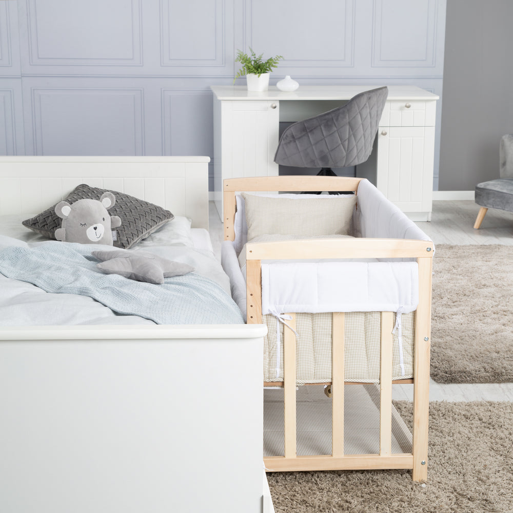 Stuben- & Beistellbett 'Liebhabär' 4 in 1, Babybett, Wiege & Kinderbank aus Buchenholz – Milieubild (2/12)