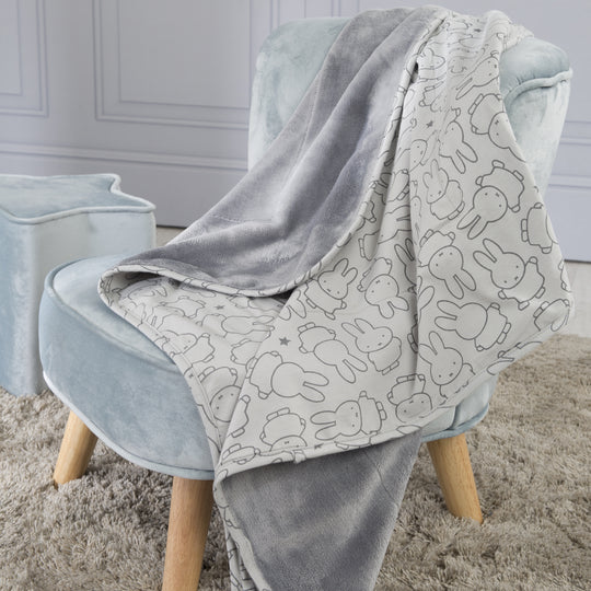 Babydecke 'miffy®', Jerseydecke aus 100 % Baumwolle für Mädchen und Jungen, 80 x 80 cm – Milieubild (2/7)