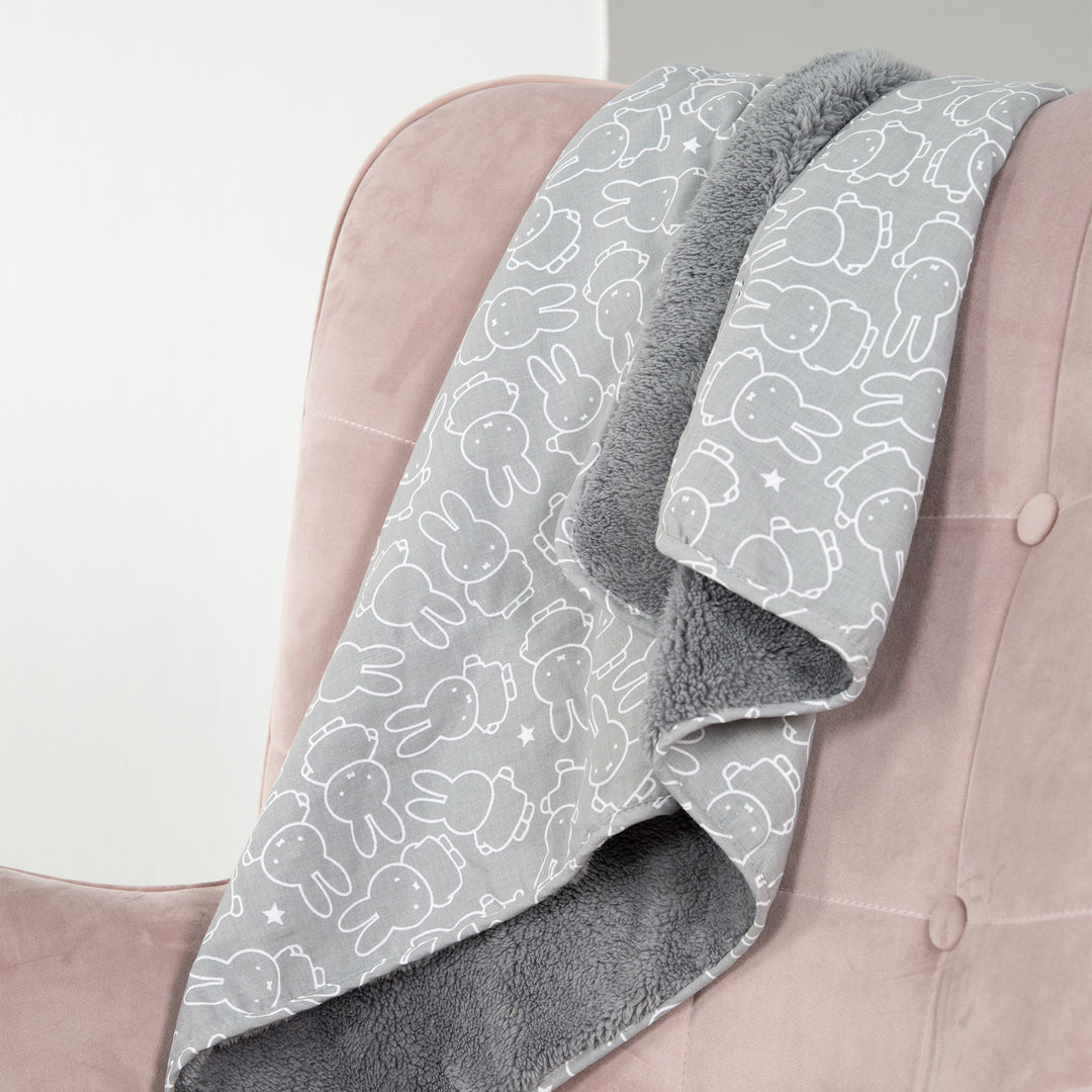 Babydecke 'miffy®', 2 seitig: 1x super weich, warm & flauschig, 1x 100 % Baumwolle – Milieubild (3/4)