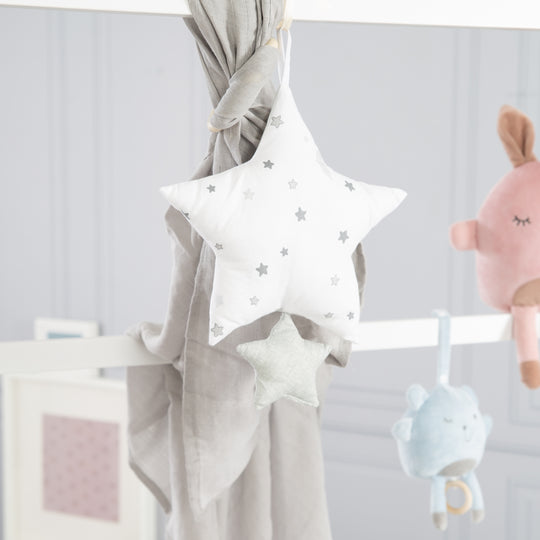 Spieluhr 'Sternenzauber grau', Einschlafhilfe, Textil-Stern waschbar, Babyzimmer Deko grau/weiß – Milieubild (2/11)