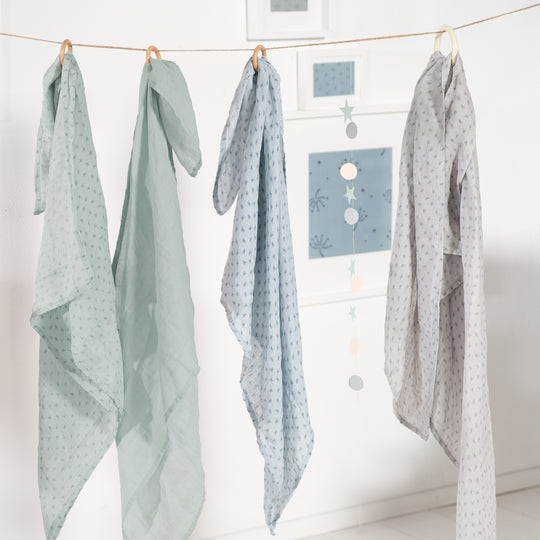Organic 2er Set Swaddle & Nursing Cloth 'Lil Planet' Frosty Green, Organic Cotton, GOTS, 120 x 120 cm – Lifestyle Image (3/9)