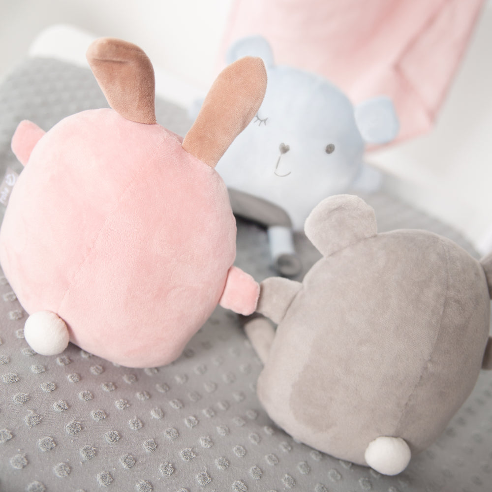 Cuscino coccola 'Lil Cuties', peluche 'Sammy' con biglietto d'amicizia, grigio argento – Foto d'ambiente (2/12)