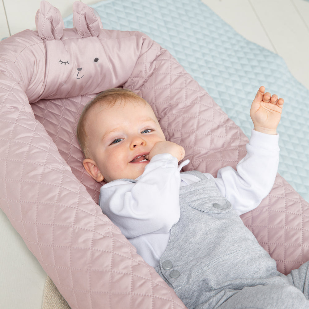 Babylounge 'roba Style' - Kuschelnest mit Häschen-Gesicht 'Lily' - Reisebett & Wickelauflage - Rosa – Milieubild (2/8)