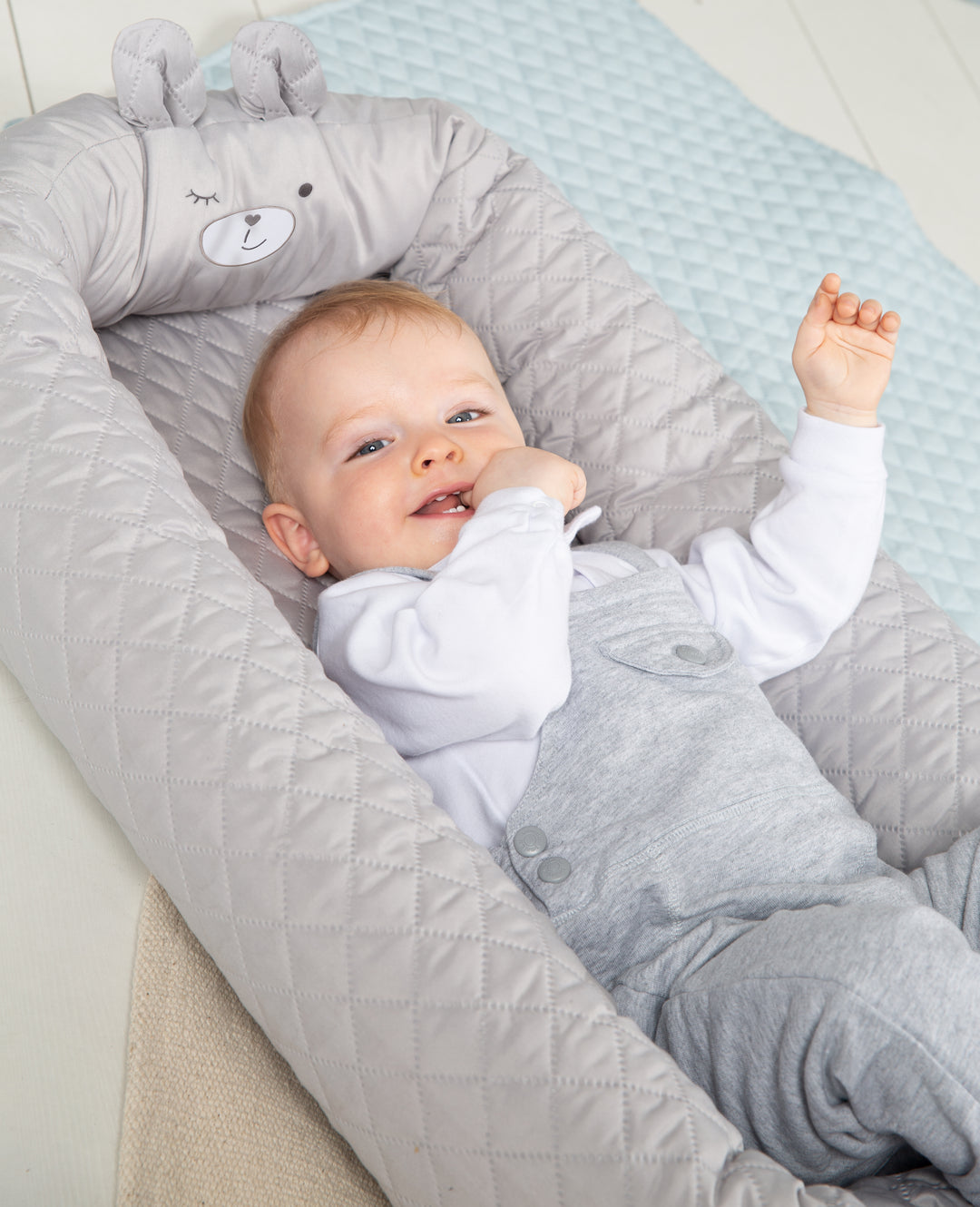 Babylounge 'roba Style' - Kuschelnest mit Bären-Gesicht 'Sammy' - Reisebett & Wickelauflage - Grau – Milieubild (2/7)