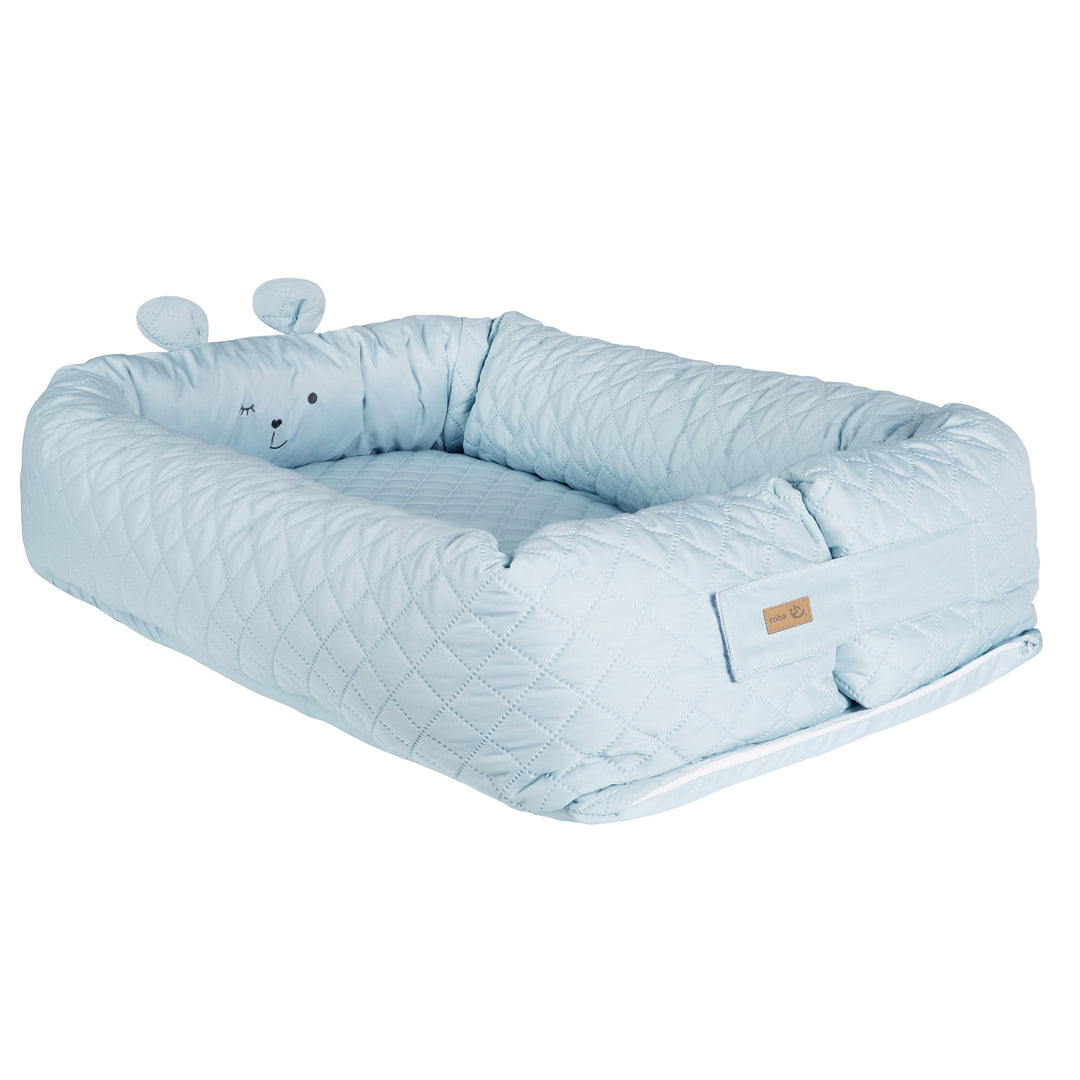Babylounge 'roba Style' - Kuschelnest mit Bären-Gesicht 'Benny' - Reisebett & Wickelauflage - Hellblau – Freisteller (1/8)