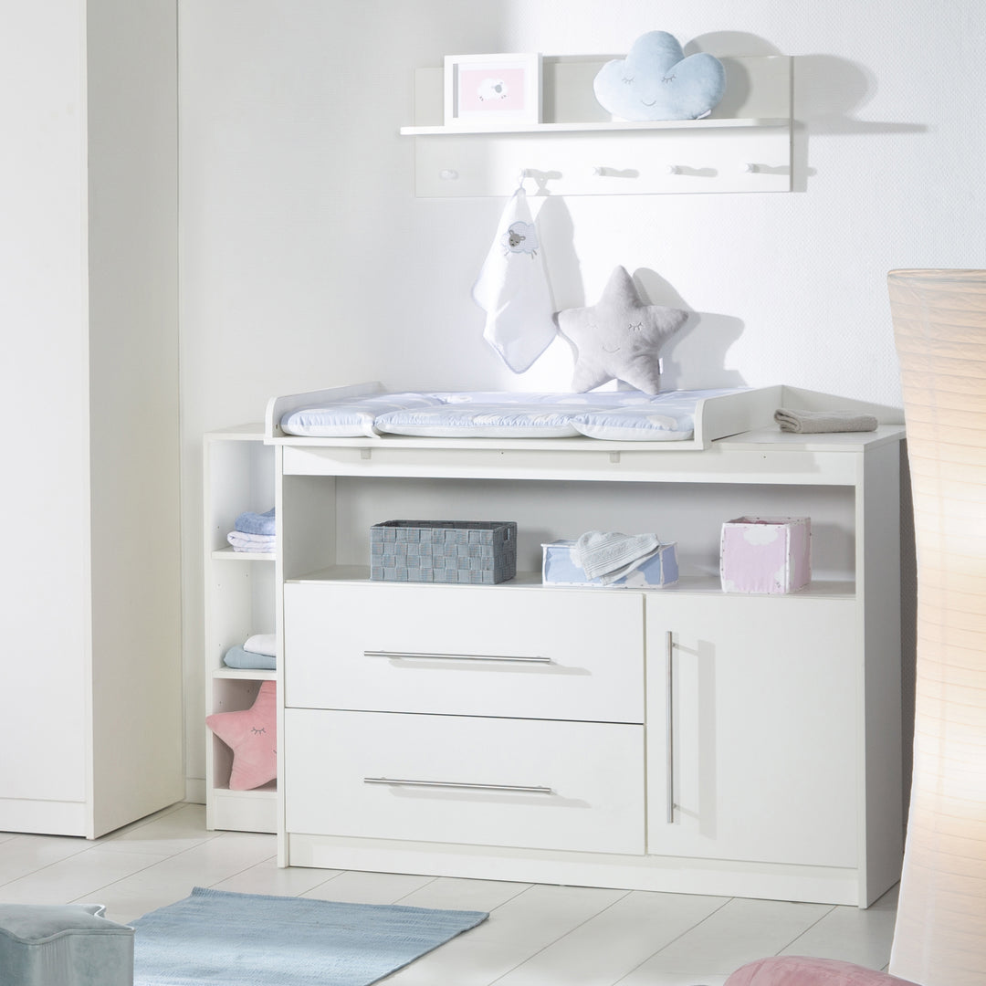 Kinderzimmerset 'Maren' 3-teilig - Bett 70x140 + Wickelkommode schmal + Kleiderschrank 3-türig – Milieubild (7/16)