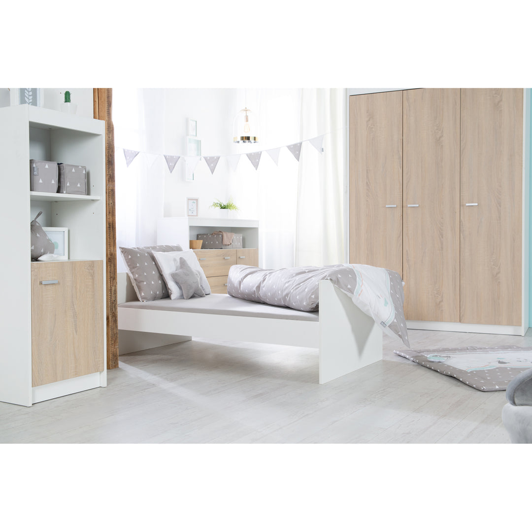 Möbelset 'Gabriella' inkl. Babybett 70 x 140 cm & breite Wickelkommode, bicolor – Milieubild (7/13)
