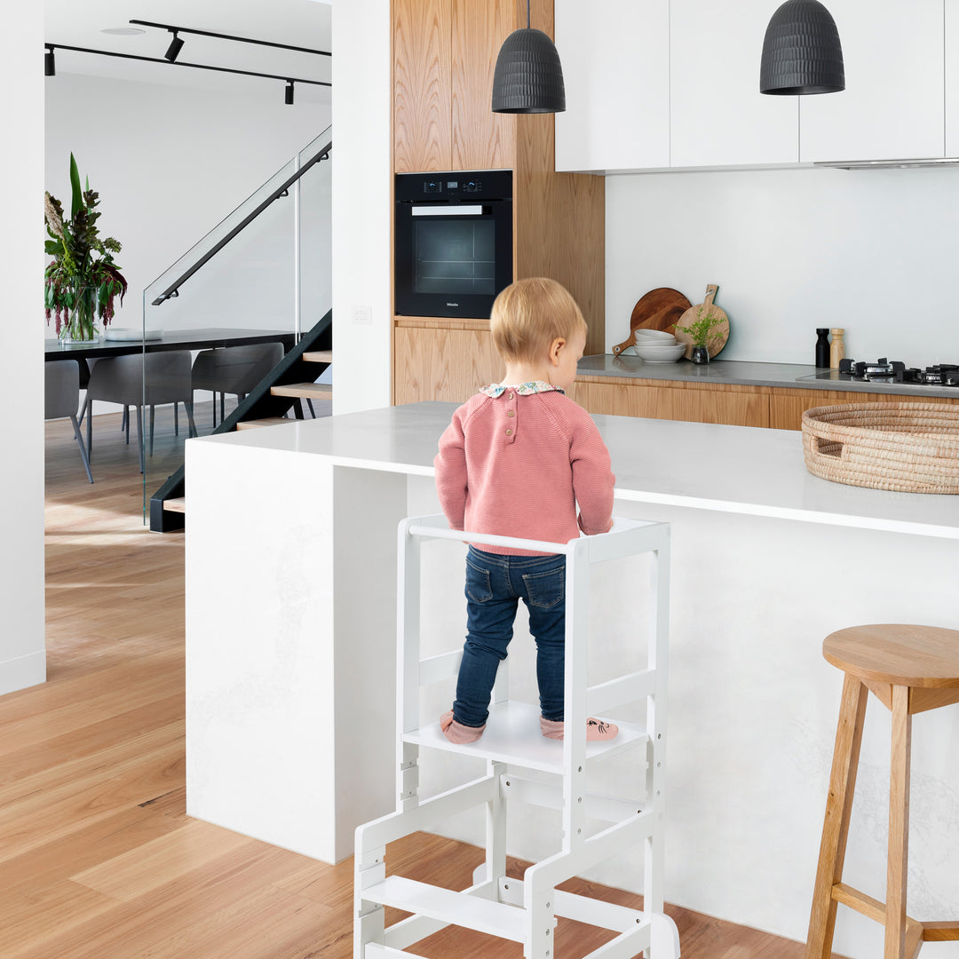 Lernturm weiß, sicherer Tritthocker für Kinder, ideal als Küchenhelfer, bis 80 kg belastbar – Milieubild (3/6)
