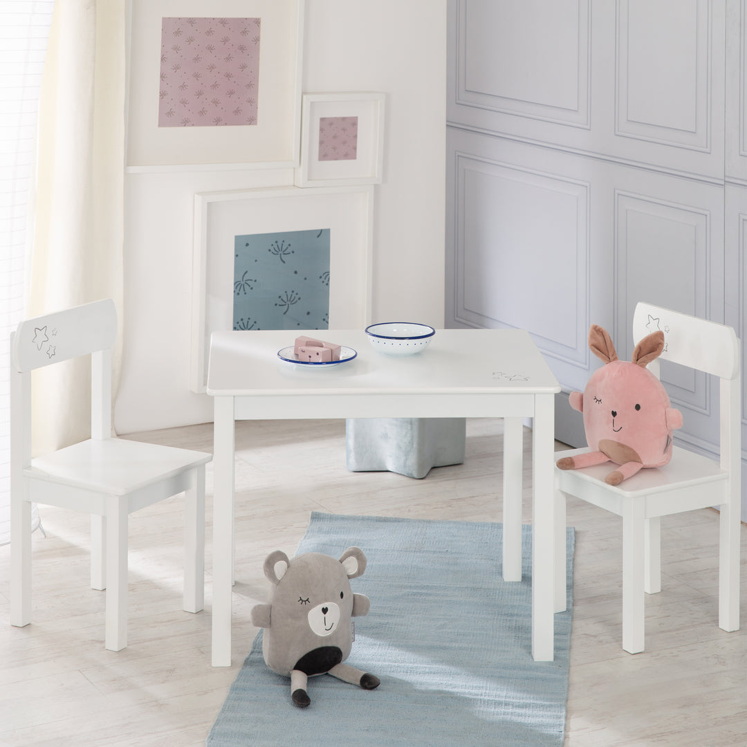 Kindersitzgruppe 'Little Stars', 2 Kinderstühle & 1 Tisch, Holz, weiß lackiert, mit Sternen – Milieubild (2/8)