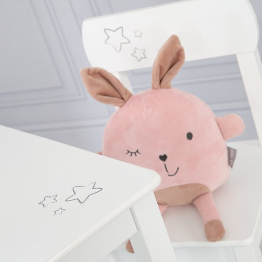 Kindersitzgruppe 'Little Stars', 2 Kinderstühle & 1 Tisch, Holz, weiß lackiert, mit Sternen – Milieubild (5/8)