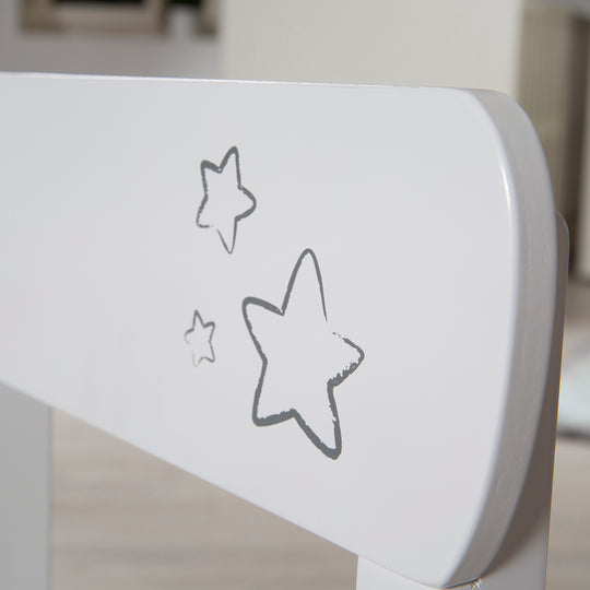 Kindersitzgruppe 'Little Stars', 2 Kinderstühle & 1 Tisch, Holz, weiß lackiert, mit Sternen – Detailbild (6/8)